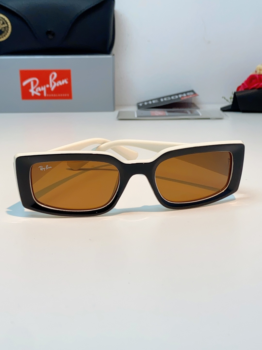 RayBan雷朋 2026新款利落的长方形粗黑框，复刻90年代复古风潮，厚框设计自带强烈视觉冲击力，完美