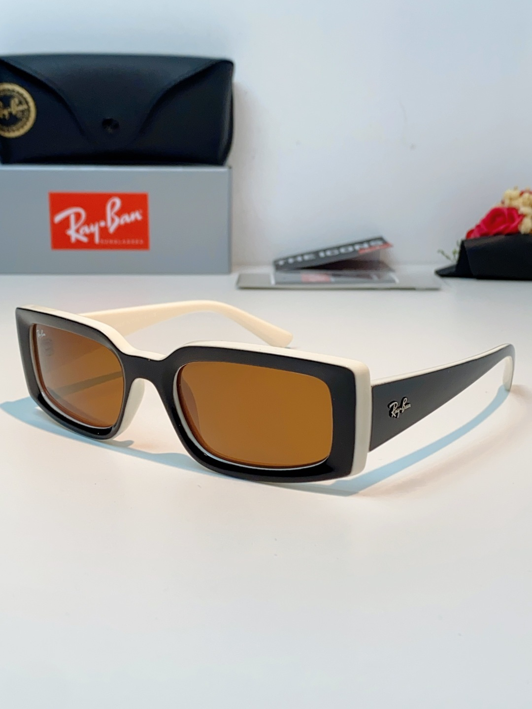 RayBan雷朋 2026新款利落的长方形粗黑框，复刻90年代复古风潮，厚框设计自带强烈视觉冲击力，完美