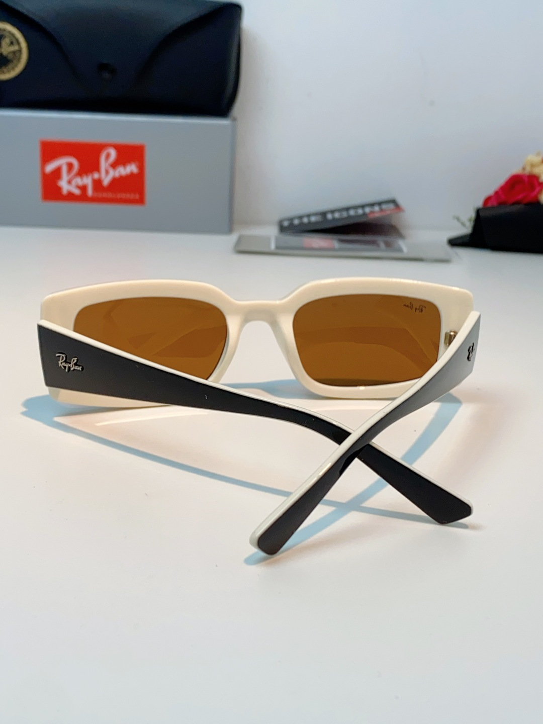 RayBan雷朋 2026新款利落的长方形粗黑框，复刻90年代复古风潮，厚框设计自带强烈视觉冲击力，完美