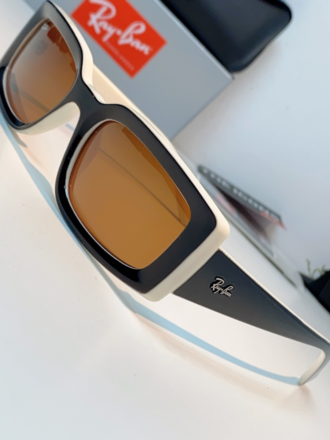 RayBan雷朋 2026新款利落的长方形粗黑框，复刻90年代复古风潮，厚框设计自带强烈视觉冲击力，完美
