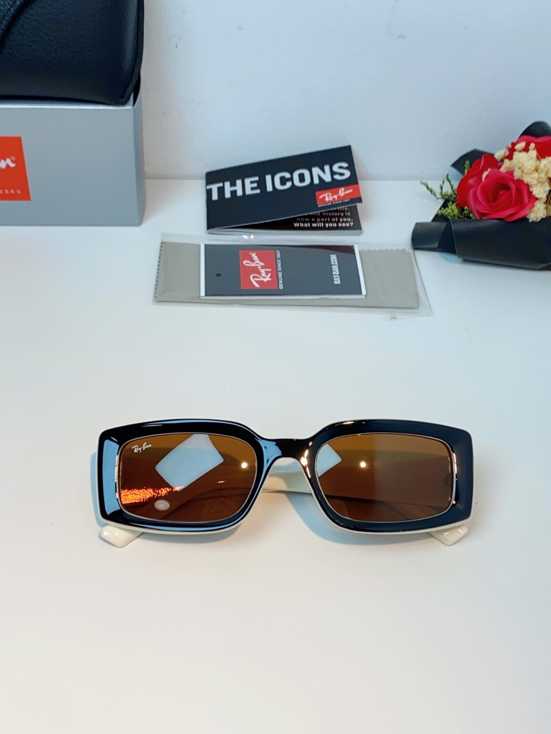 RayBan雷朋 2026新款利落的长方形粗黑框，复刻90年代复古风潮，厚框设计自带强烈视觉冲击力，完美