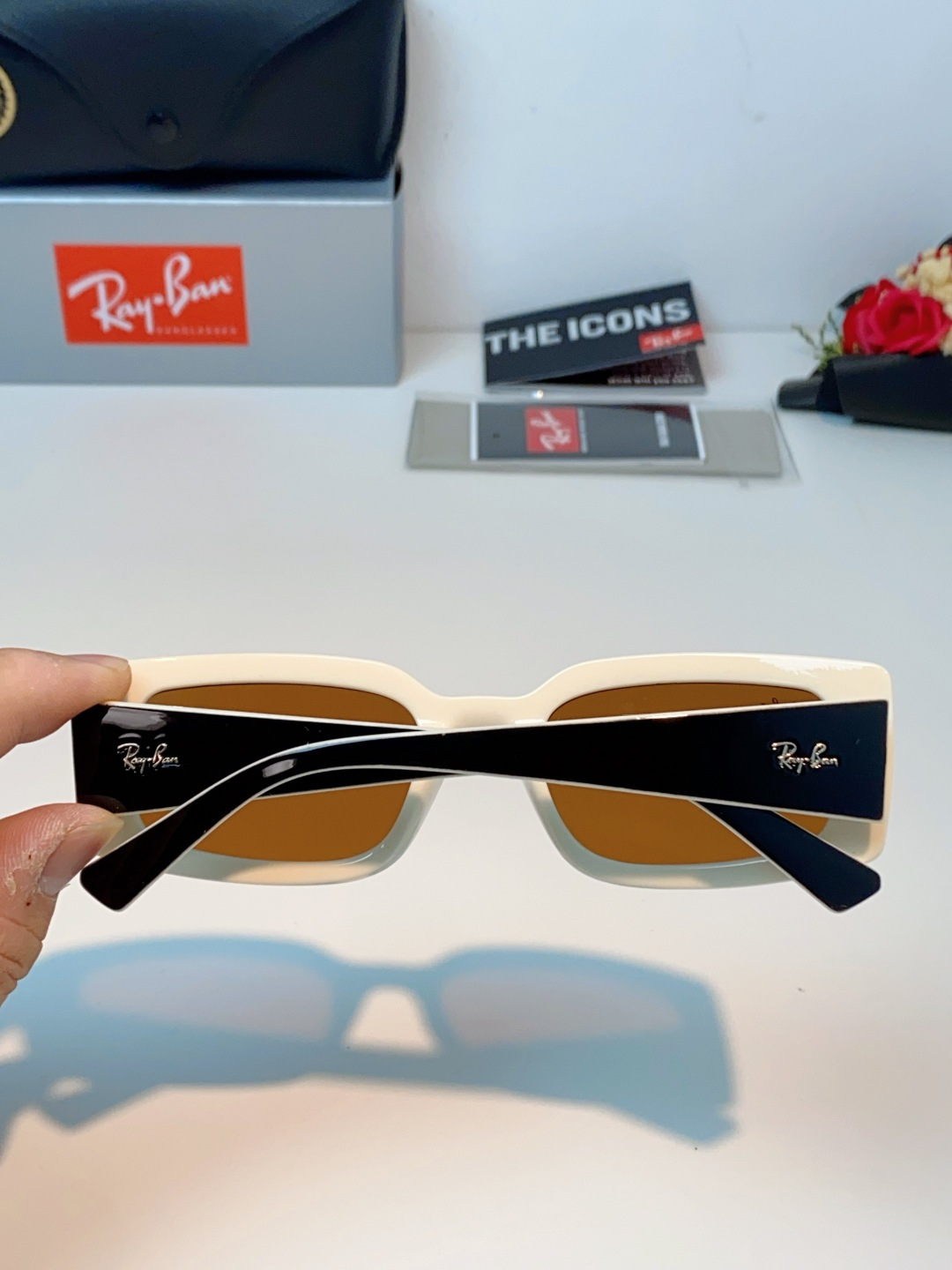 RayBan雷朋 2026新款利落的长方形粗黑框，复刻90年代复古风潮，厚框设计自带强烈视觉冲击力，完美