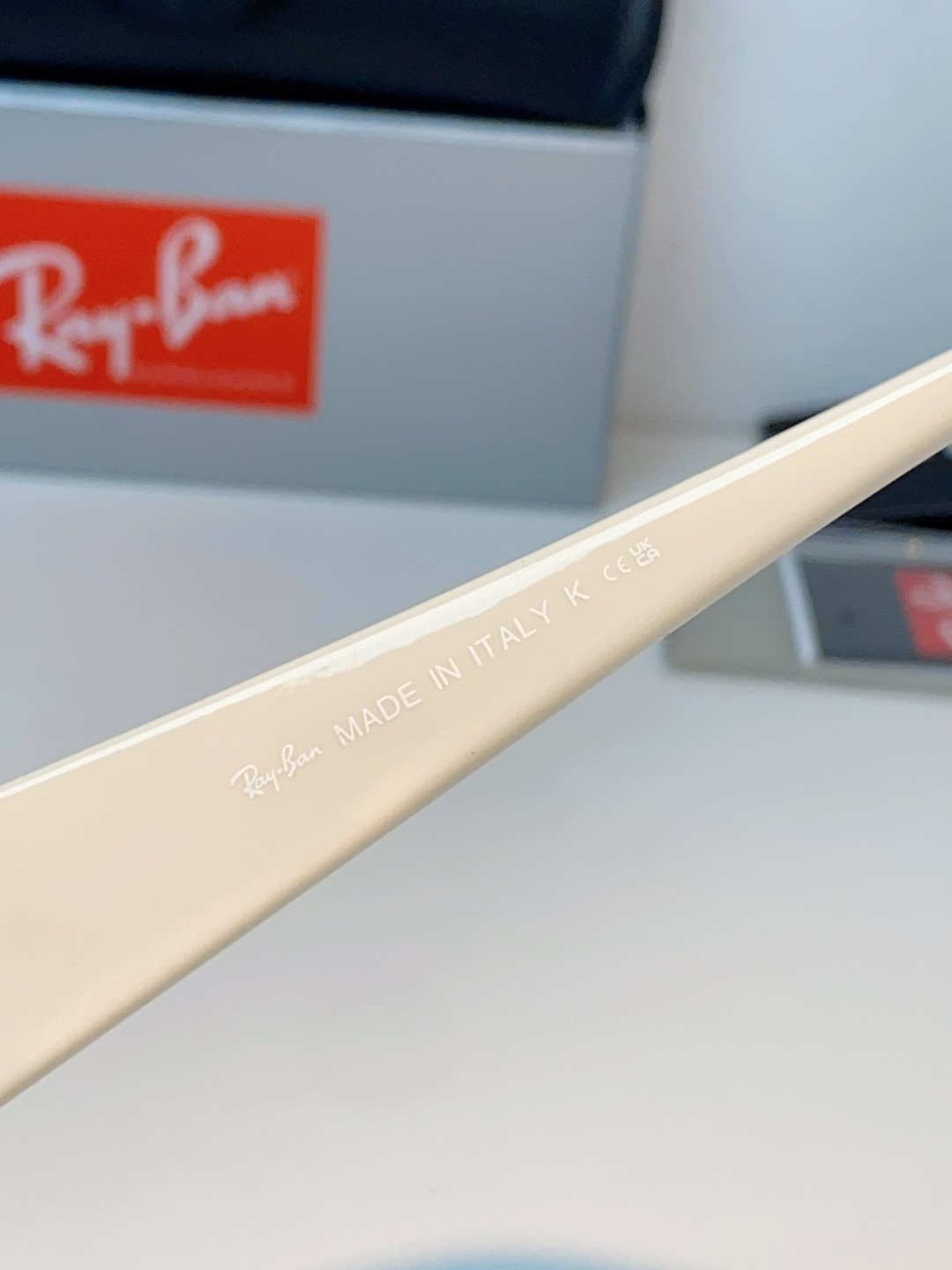 RayBan雷朋 2026新款利落的长方形粗黑框，复刻90年代复古风潮，厚框设计自带强烈视觉冲击力，完美