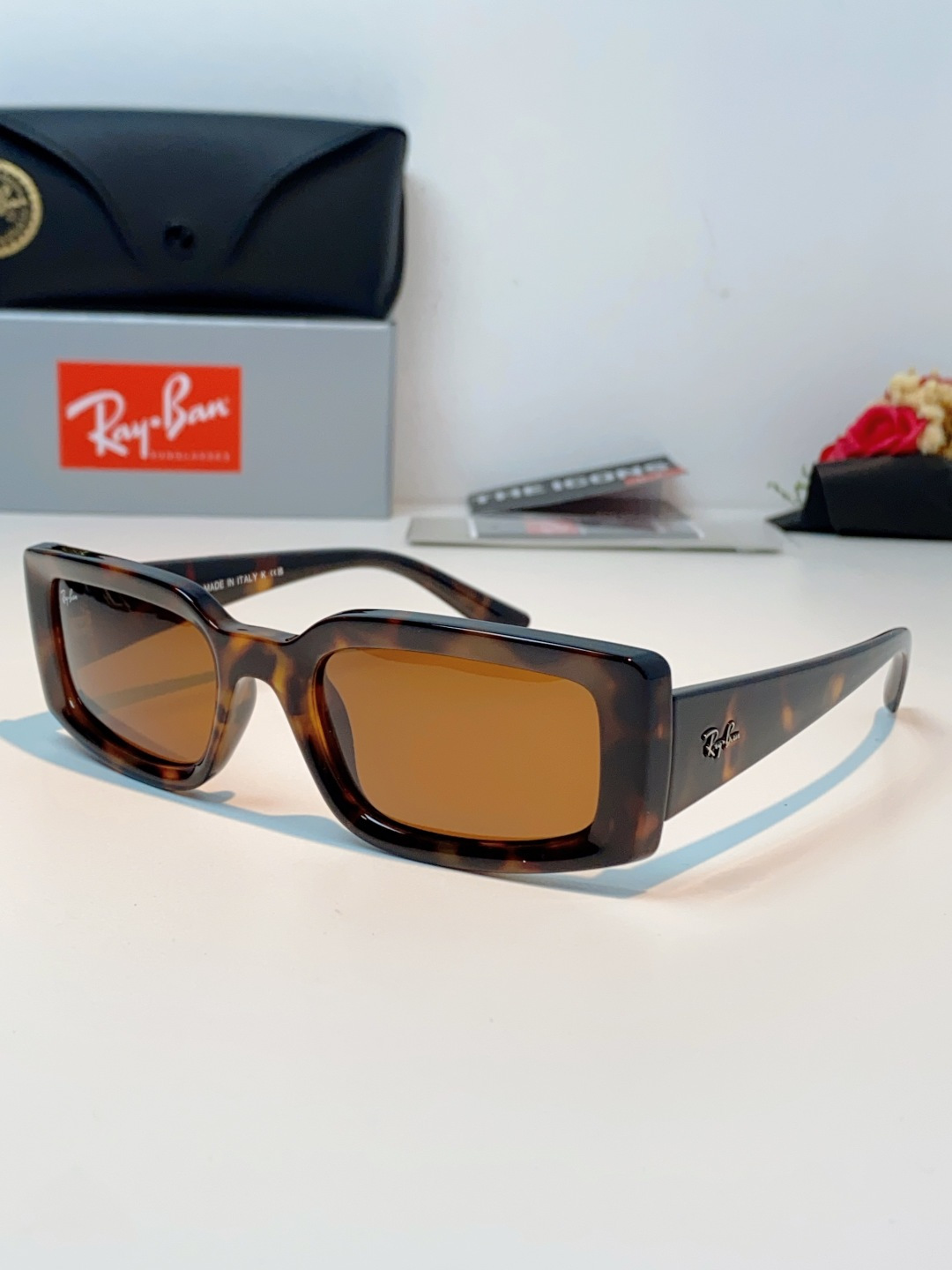 RayBan雷朋 2026新款利落的长方形粗黑框，复刻90年代复古风潮，厚框设计自带强烈视觉冲击力，完美