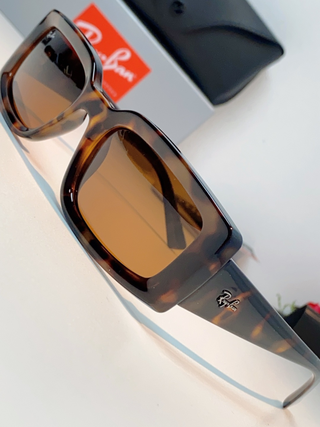 RayBan雷朋 2026新款利落的长方形粗黑框，复刻90年代复古风潮，厚框设计自带强烈视觉冲击力，完美