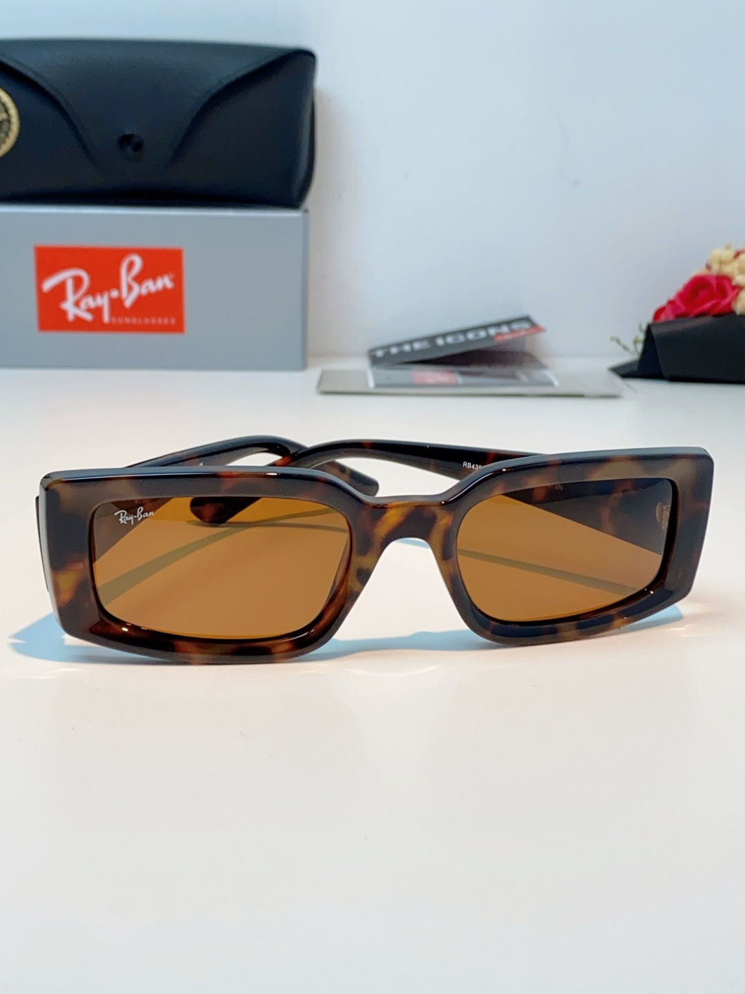 RayBan雷朋 2026新款利落的长方形粗黑框，复刻90年代复古风潮，厚框设计自带强烈视觉冲击力，完美