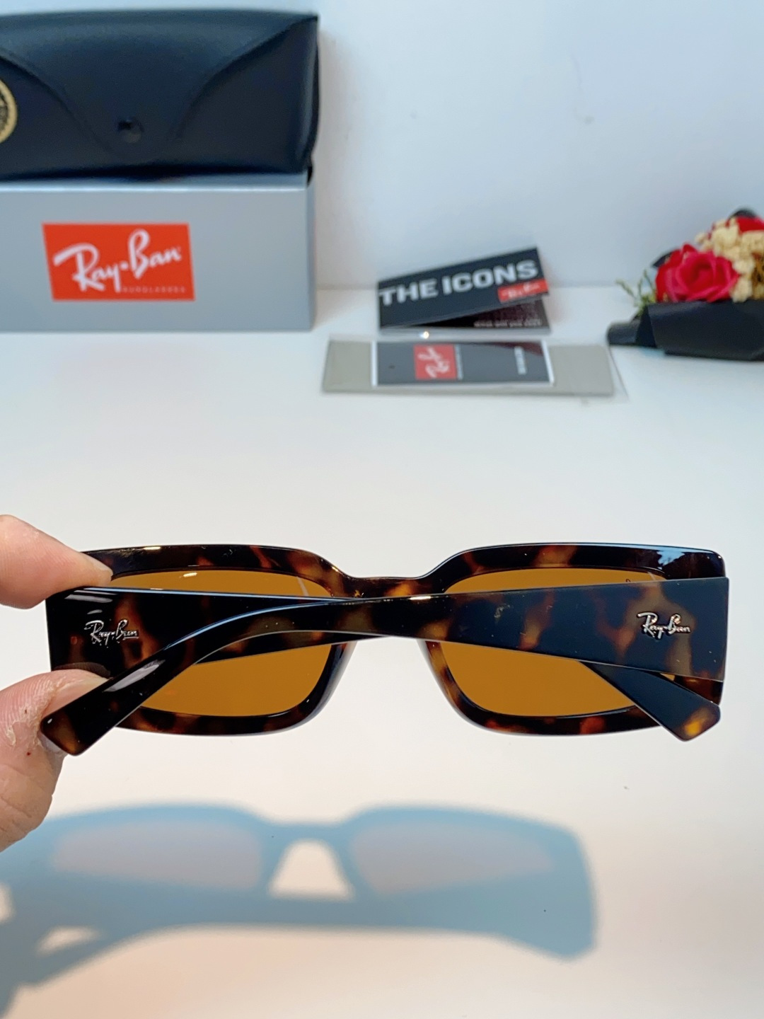 RayBan雷朋 2026新款利落的长方形粗黑框，复刻90年代复古风潮，厚框设计自带强烈视觉冲击力，完美