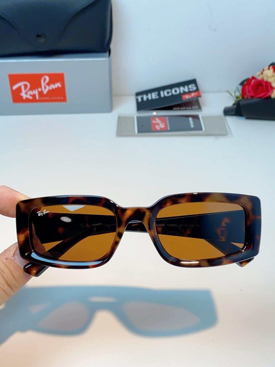 RayBan雷朋 2026新款利落的长方形粗黑框，复刻90年代复古风潮，厚框设计自带强烈视觉冲击力，完美