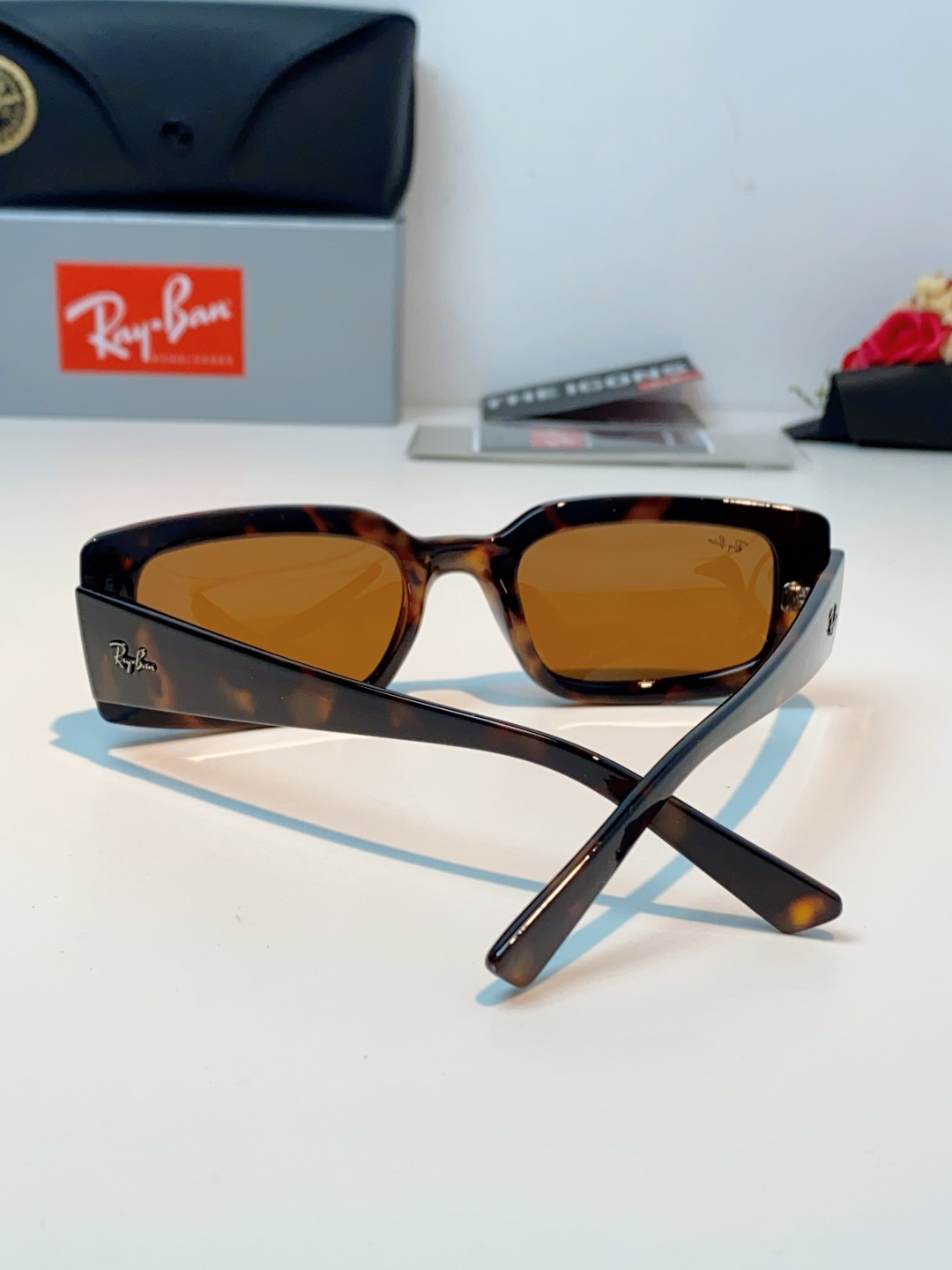 RayBan雷朋 2026新款利落的长方形粗黑框，复刻90年代复古风潮，厚框设计自带强烈视觉冲击力，完美