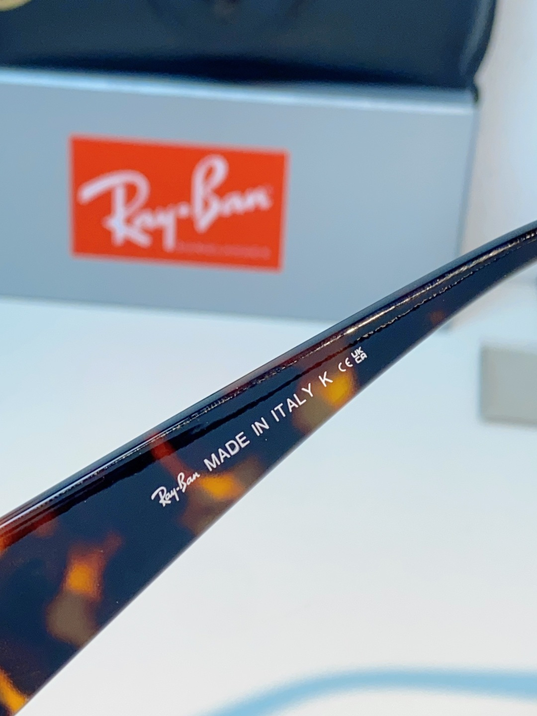 RayBan雷朋 2026新款利落的长方形粗黑框，复刻90年代复古风潮，厚框设计自带强烈视觉冲击力，完美