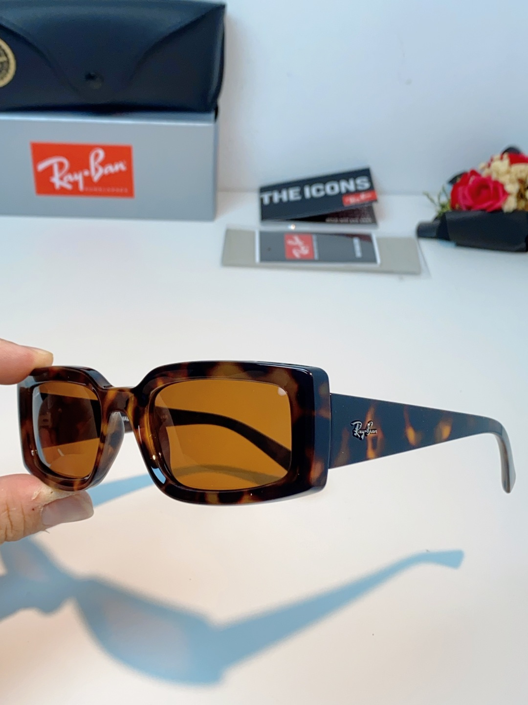 RayBan雷朋 2026新款利落的长方形粗黑框，复刻90年代复古风潮，厚框设计自带强烈视觉冲击力，完美