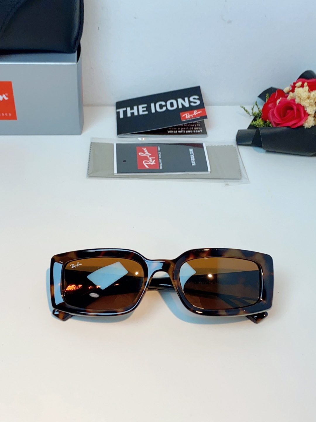 RayBan雷朋 2026新款利落的长方形粗黑框，复刻90年代复古风潮，厚框设计自带强烈视觉冲击力，完美