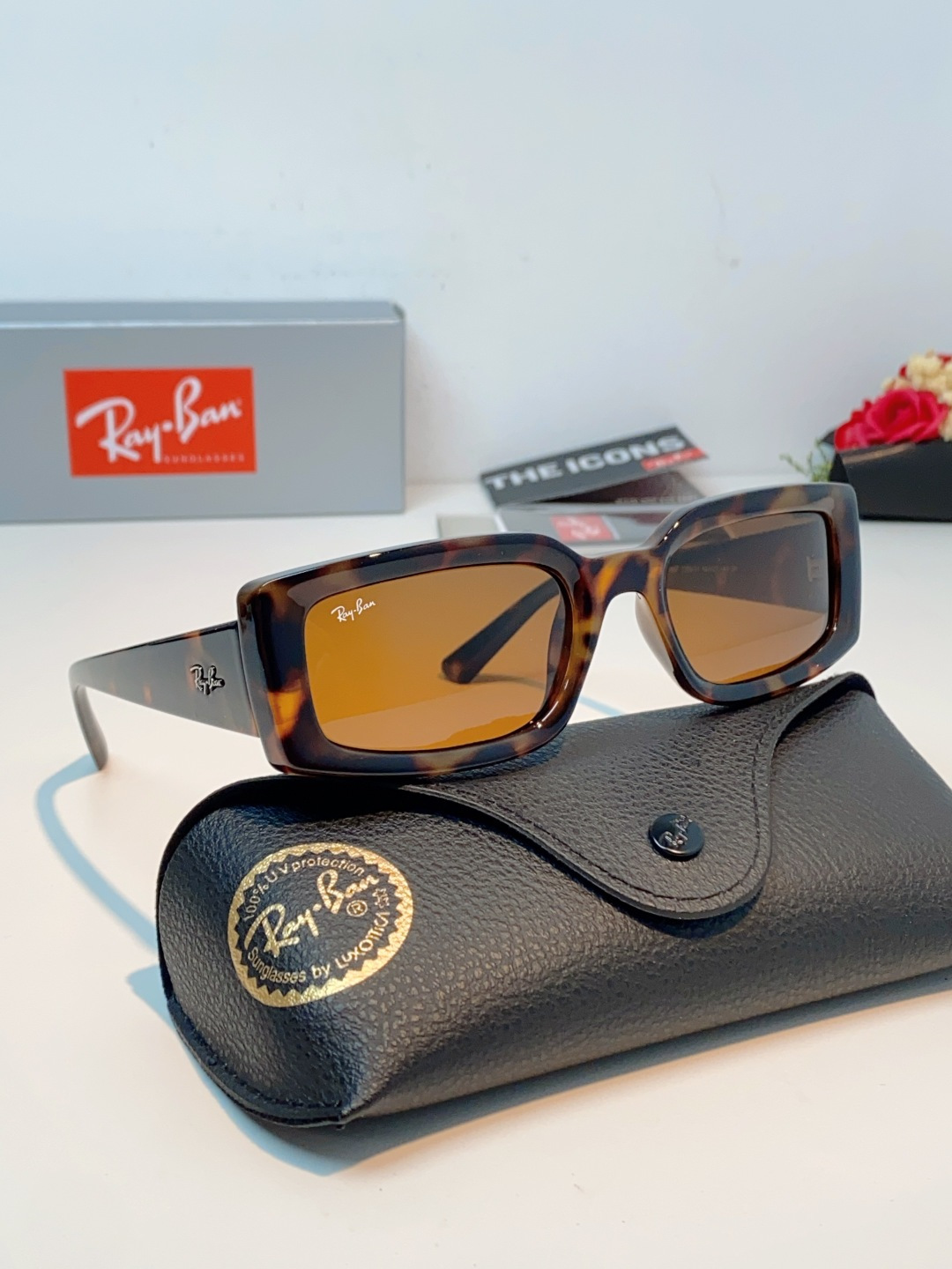 RayBan雷朋 2026新款利落的长方形粗黑框，复刻90年代复古风潮，厚框设计自带强烈视觉冲击力，完美