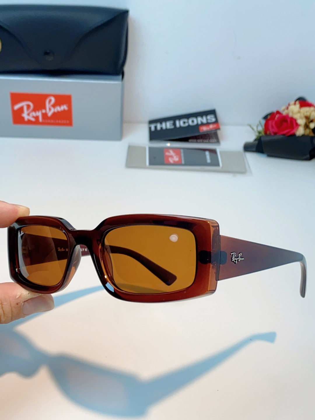 RayBan雷朋 2026新款利落的长方形粗黑框，复刻90年代复古风潮，厚框设计自带强烈视觉冲击力，完美