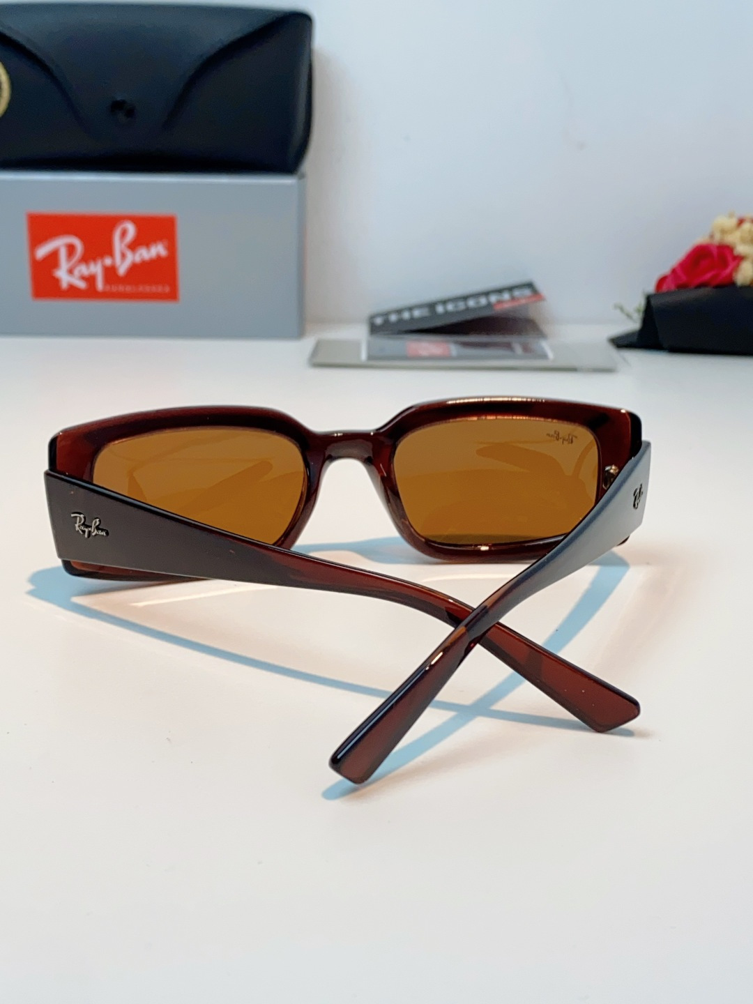 RayBan雷朋 2026新款利落的长方形粗黑框，复刻90年代复古风潮，厚框设计自带强烈视觉冲击力，完美