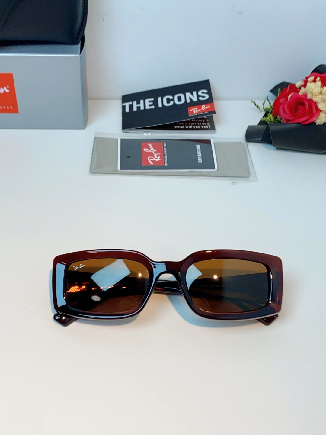RayBan雷朋 2026新款利落的长方形粗黑框，复刻90年代复古风潮，厚框设计自带强烈视觉冲击力，完美