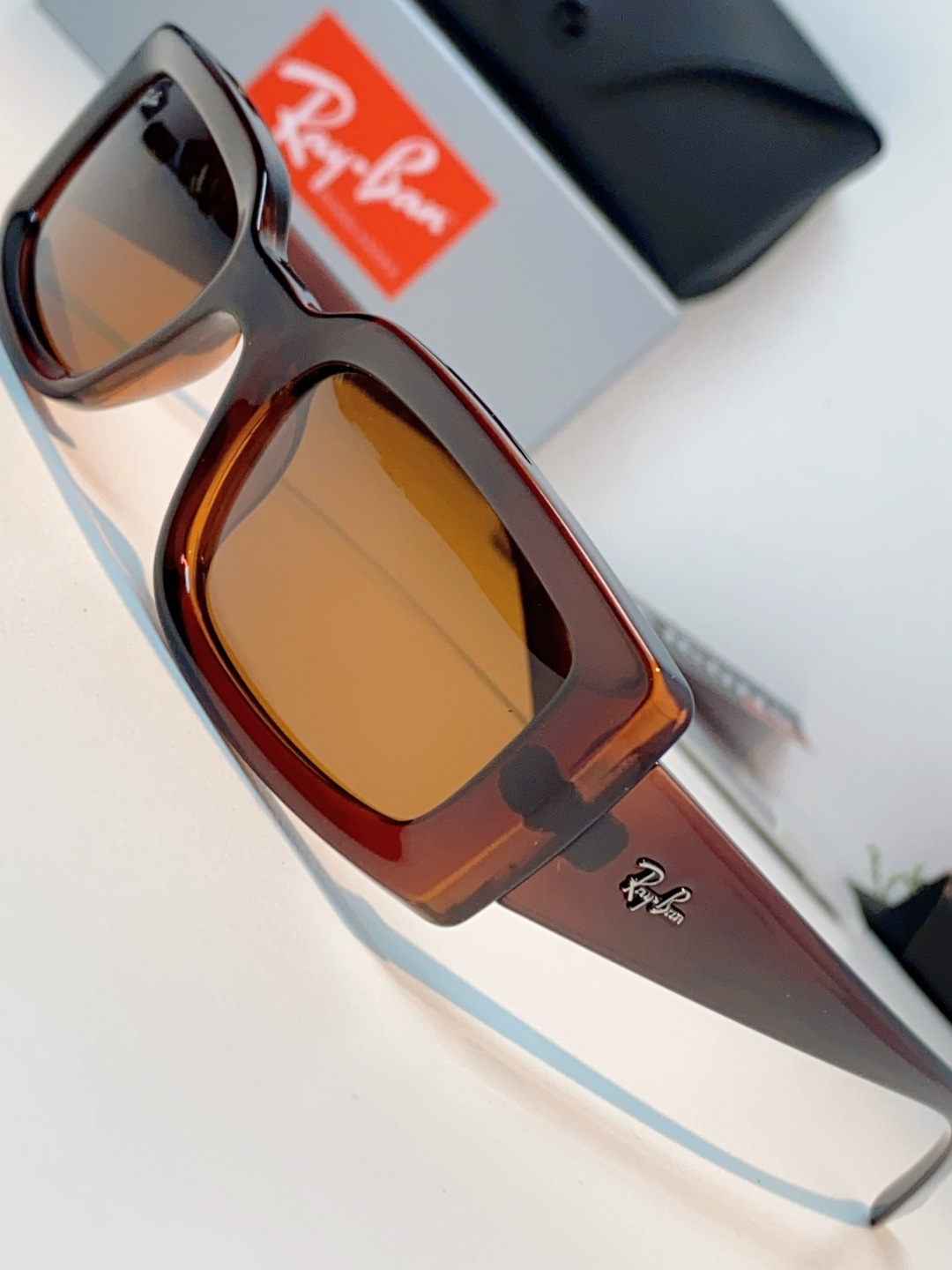 RayBan雷朋 2026新款利落的长方形粗黑框，复刻90年代复古风潮，厚框设计自带强烈视觉冲击力，完美