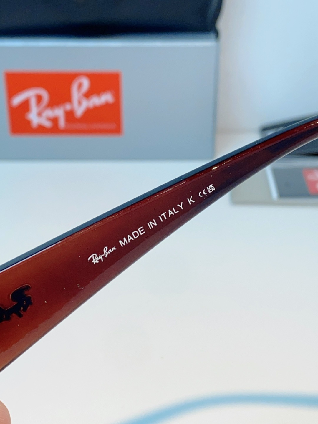 RayBan雷朋 2026新款利落的长方形粗黑框，复刻90年代复古风潮，厚框设计自带强烈视觉冲击力，完美
