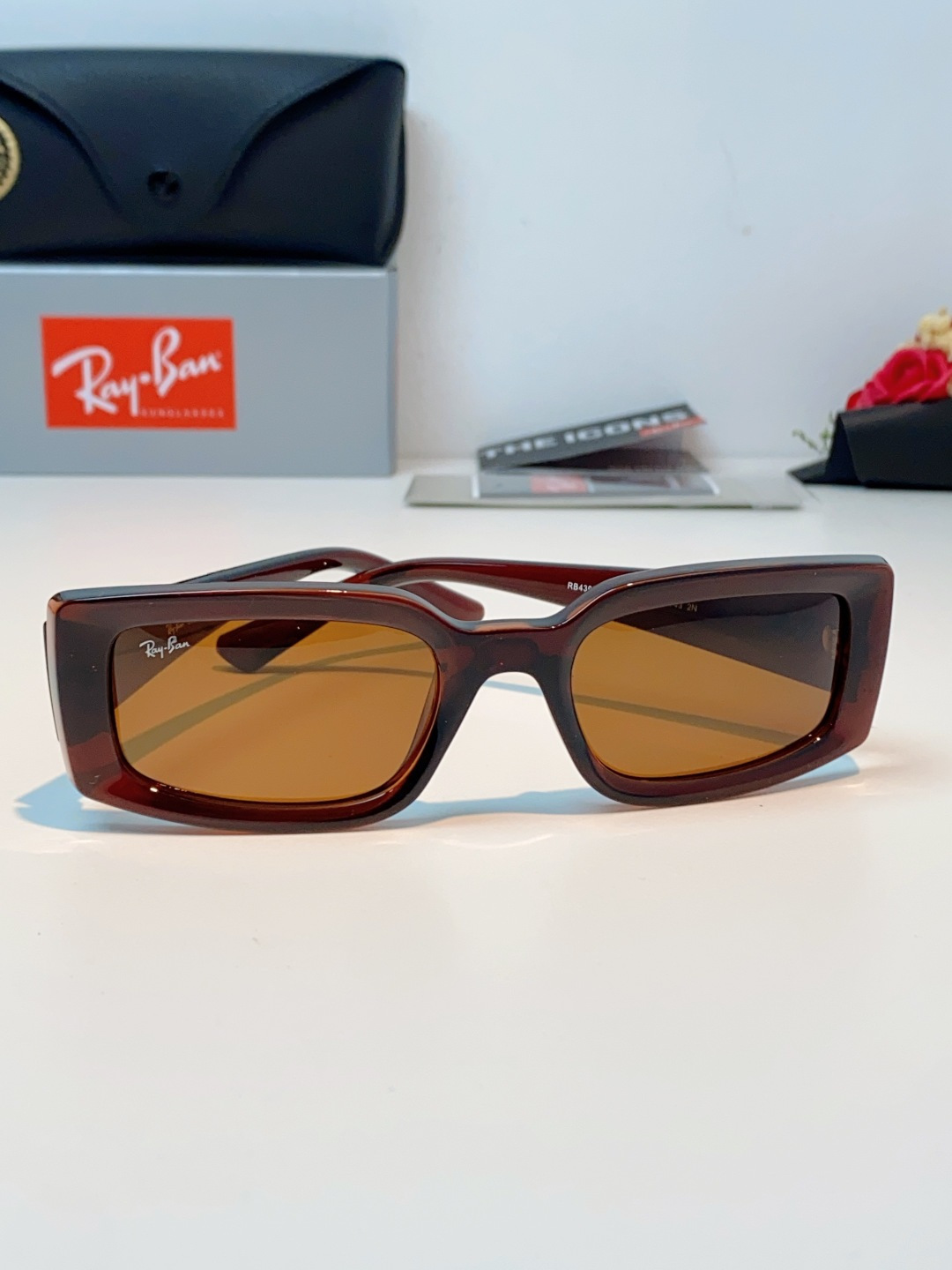 RayBan雷朋 2026新款利落的长方形粗黑框，复刻90年代复古风潮，厚框设计自带强烈视觉冲击力，完美