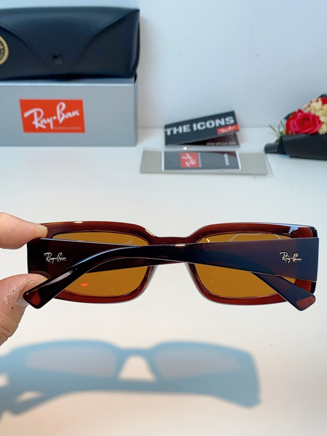 RayBan雷朋 2026新款利落的长方形粗黑框，复刻90年代复古风潮，厚框设计自带强烈视觉冲击力，完美