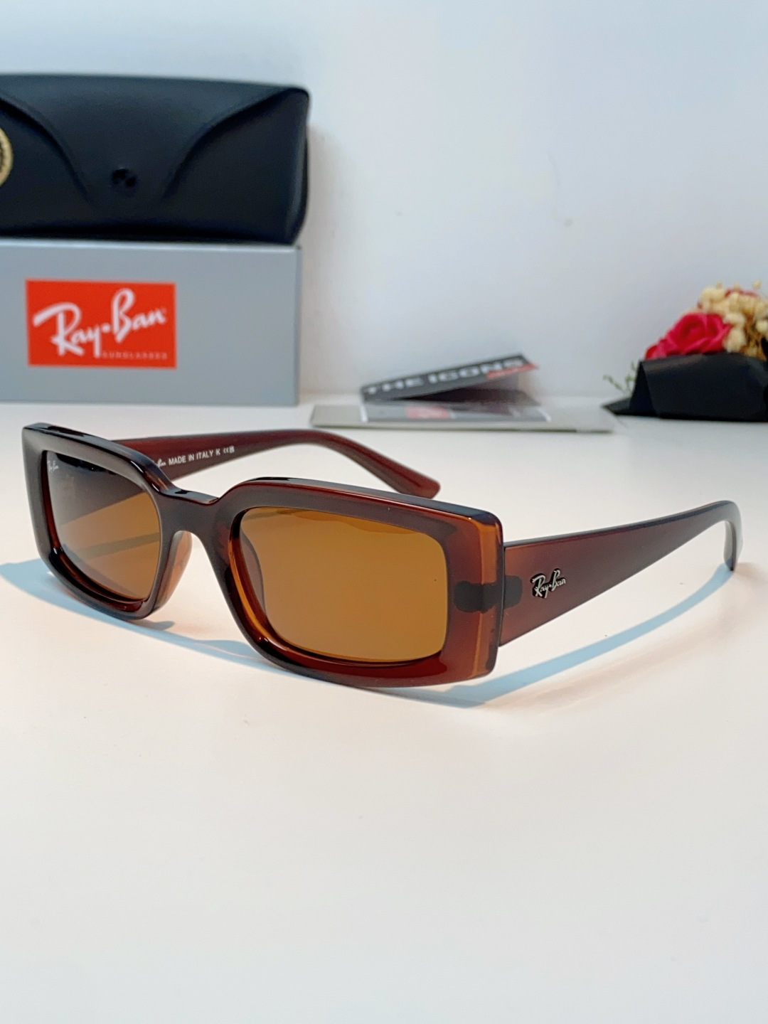 RayBan雷朋 2026新款利落的长方形粗黑框，复刻90年代复古风潮，厚框设计自带强烈视觉冲击力，完美