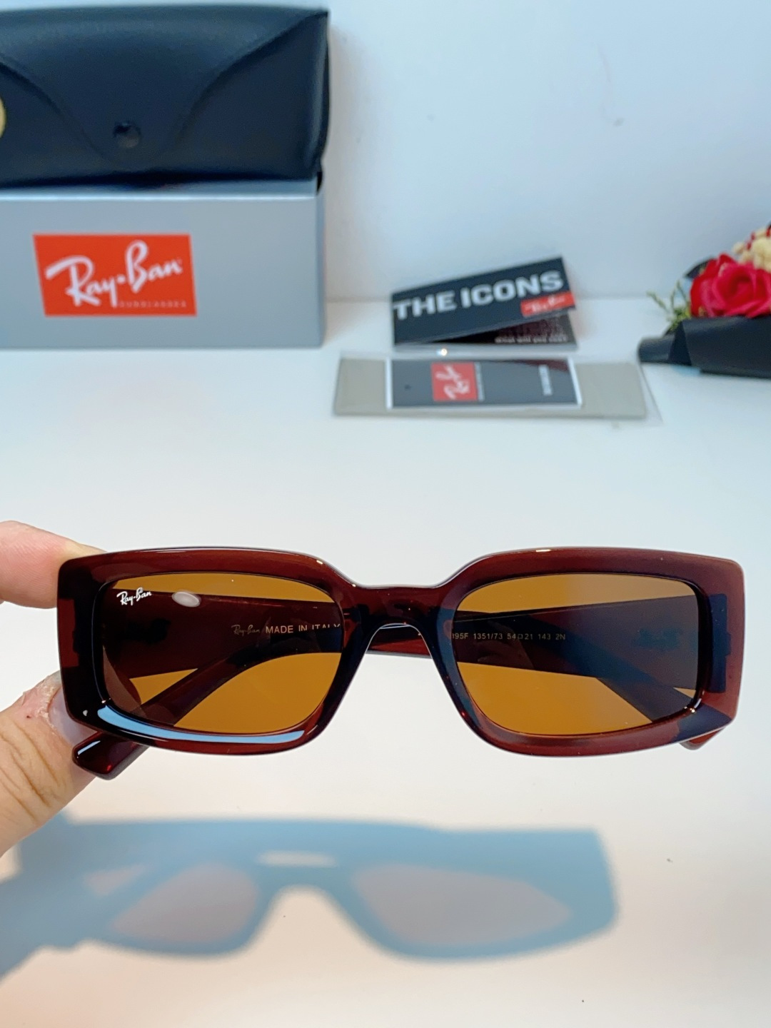 RayBan雷朋 2026新款利落的长方形粗黑框，复刻90年代复古风潮，厚框设计自带强烈视觉冲击力，完美