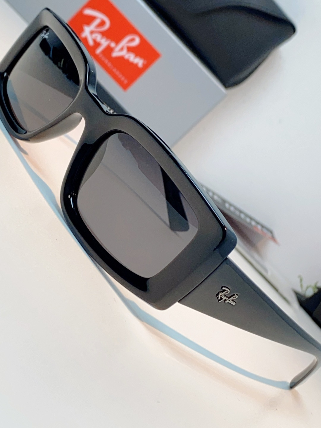 RayBan雷朋 2026新款利落的长方形粗黑框，复刻90年代复古风潮，厚框设计自带强烈视觉冲击力，完美