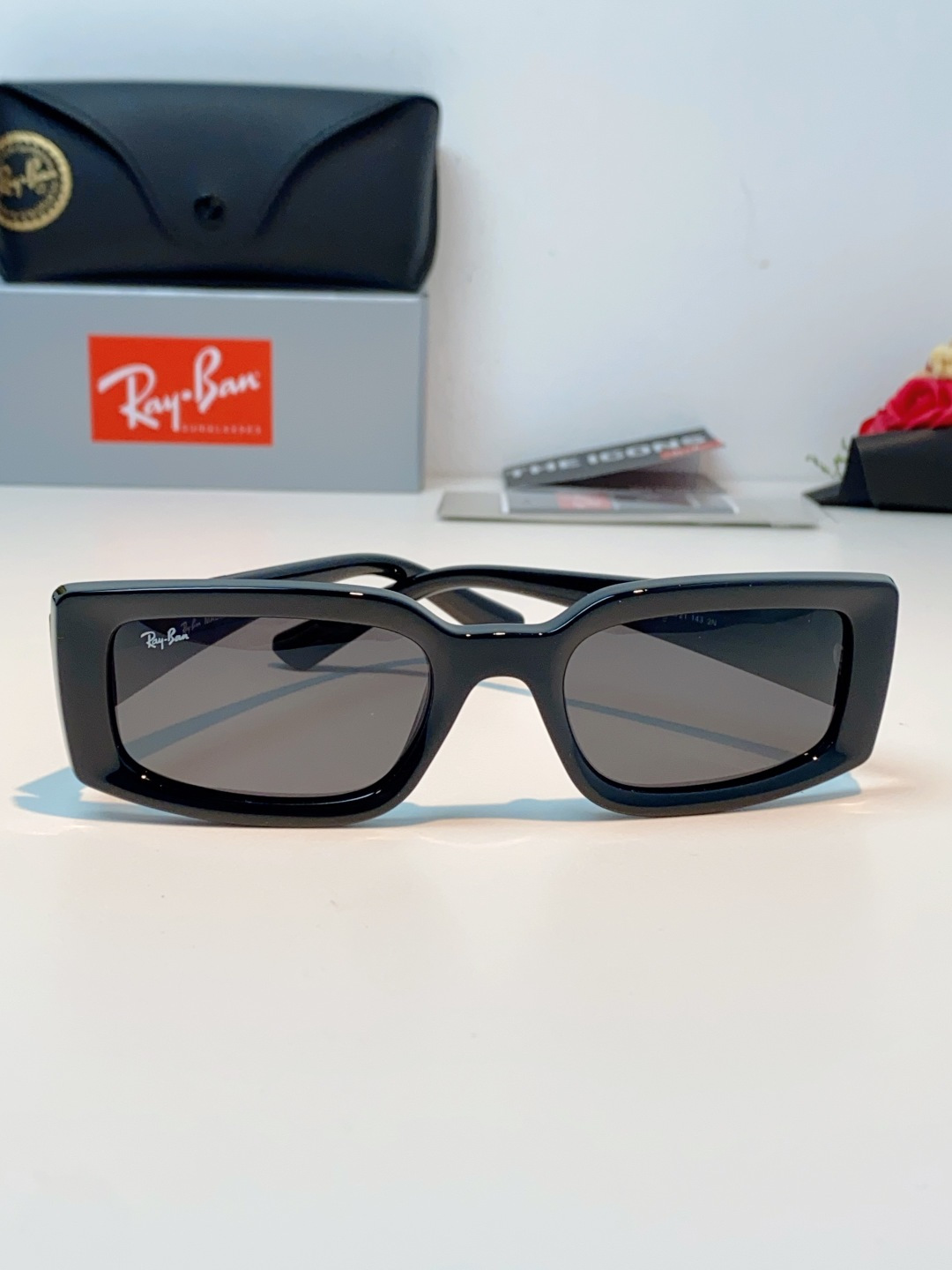 RayBan雷朋 2026新款利落的长方形粗黑框，复刻90年代复古风潮，厚框设计自带强烈视觉冲击力，完美