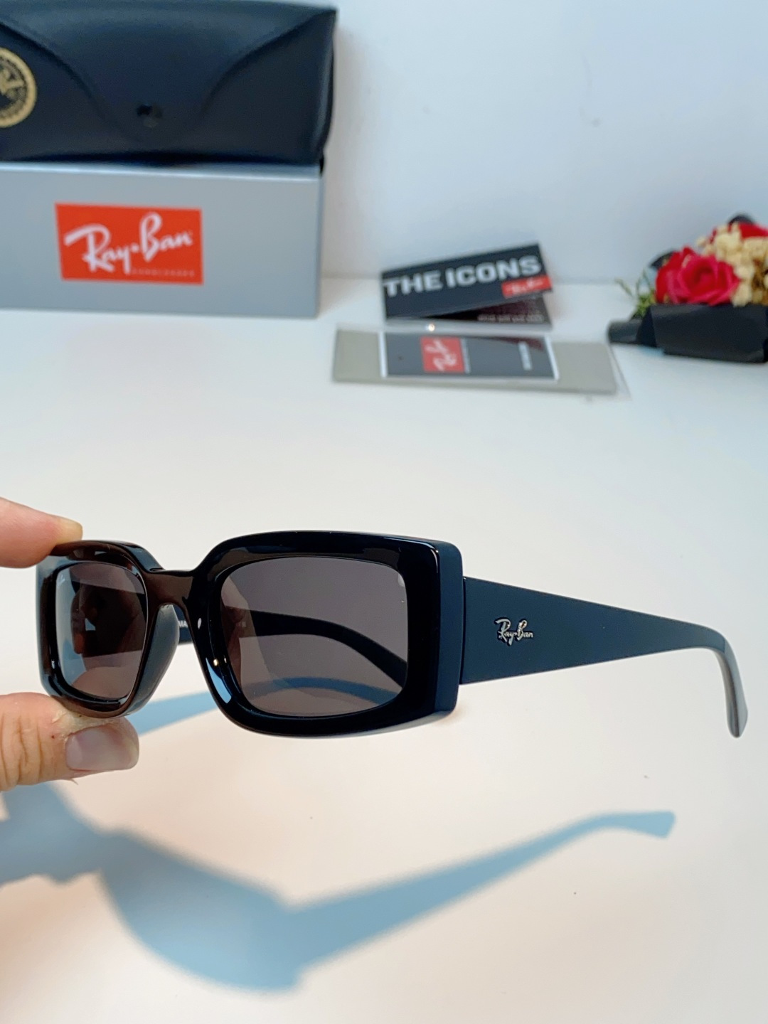 RayBan雷朋 2026新款利落的长方形粗黑框，复刻90年代复古风潮，厚框设计自带强烈视觉冲击力，完美