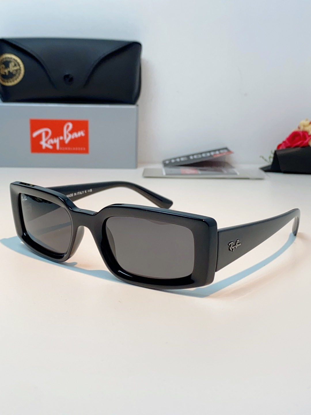 RayBan雷朋 2026新款利落的长方形粗黑框，复刻90年代复古风潮，厚框设计自带强烈视觉冲击力，完美
