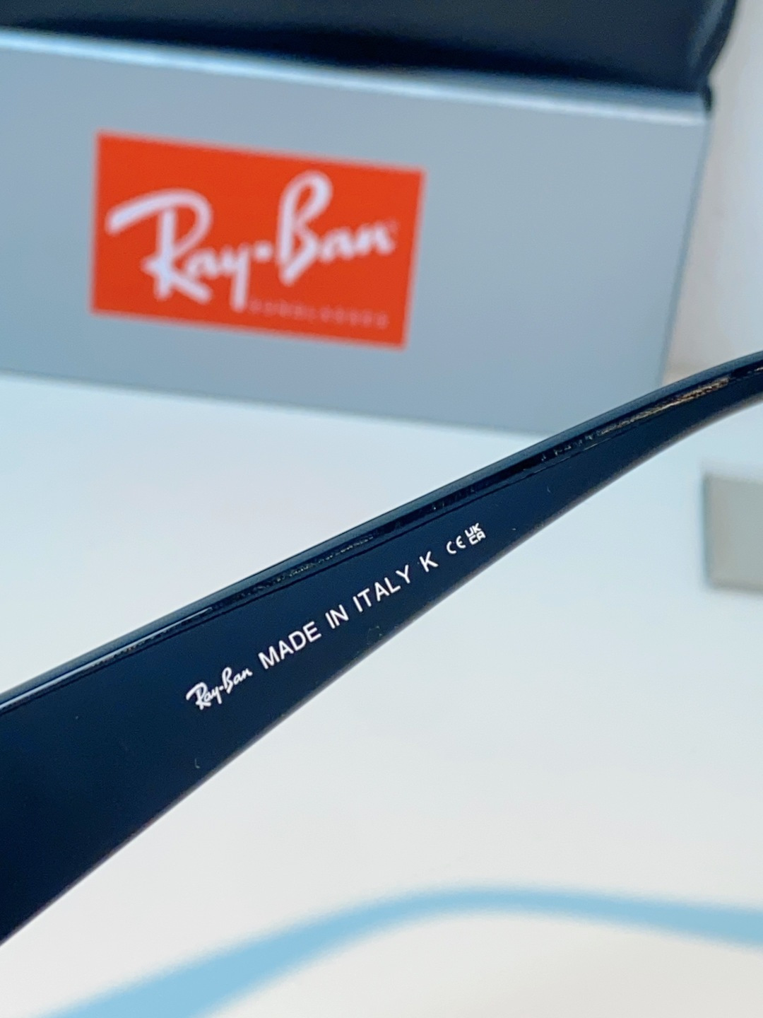 RayBan雷朋 2026新款利落的长方形粗黑框，复刻90年代复古风潮，厚框设计自带强烈视觉冲击力，完美