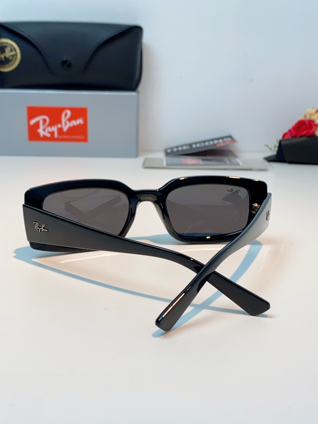 RayBan雷朋 2026新款利落的长方形粗黑框，复刻90年代复古风潮，厚框设计自带强烈视觉冲击力，完美