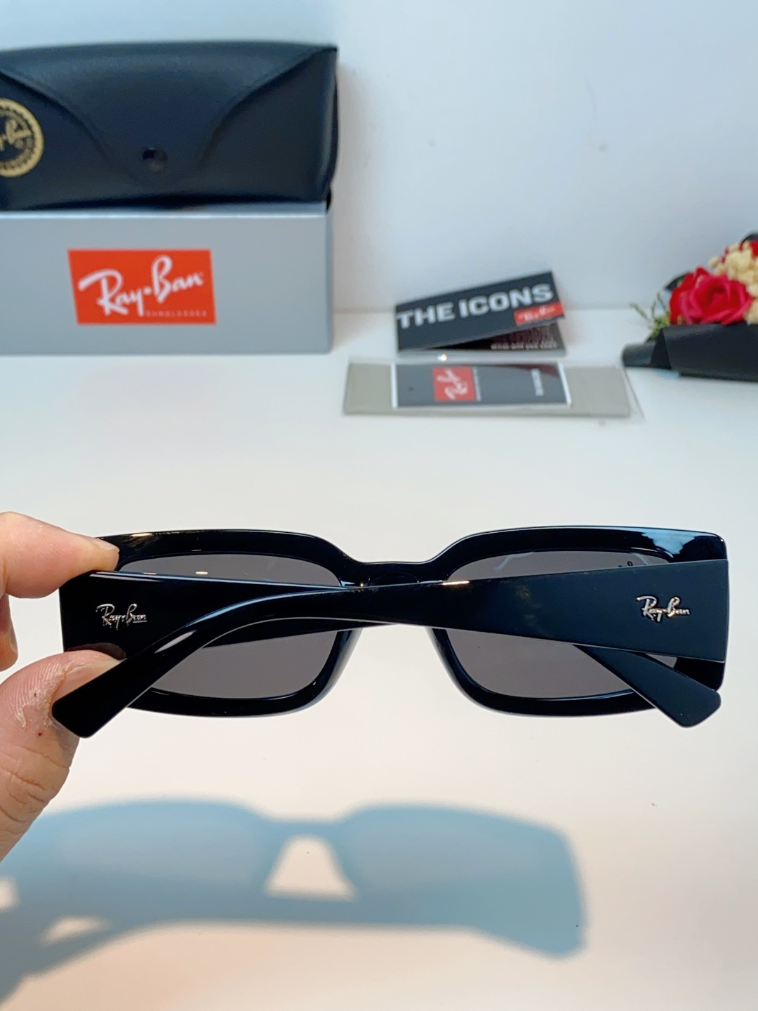 RayBan雷朋 2026新款利落的长方形粗黑框，复刻90年代复古风潮，厚框设计自带强烈视觉冲击力，完美