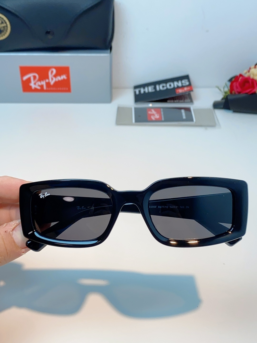 RayBan雷朋 2026新款利落的长方形粗黑框，复刻90年代复古风潮，厚框设计自带强烈视觉冲击力，完美