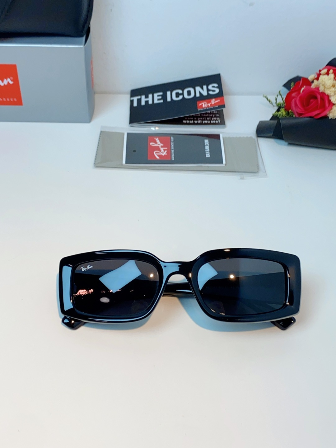 RayBan雷朋 2026新款利落的长方形粗黑框，复刻90年代复古风潮，厚框设计自带强烈视觉冲击力，完美