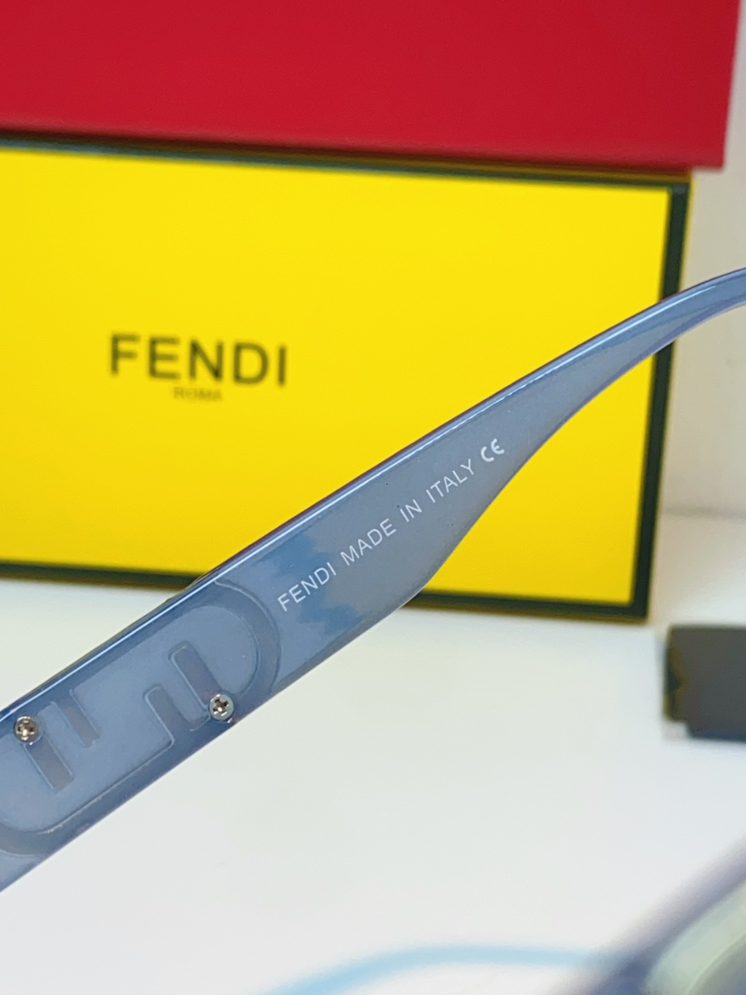 Fendi芬迪 2026新款 镜片处精致的金属F标、镜腿标志性的双F浮雕logo，每一处细节都镌刻着芬迪
