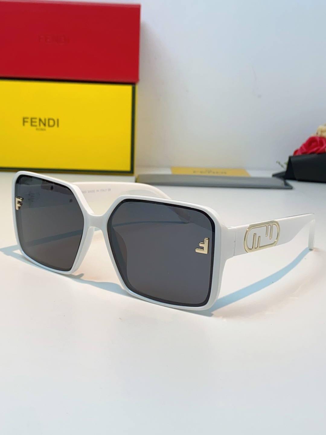 Fendi芬迪 2026新款 镜片处精致的金属F标、镜腿标志性的双F浮雕logo，每一处细节都镌刻着芬迪