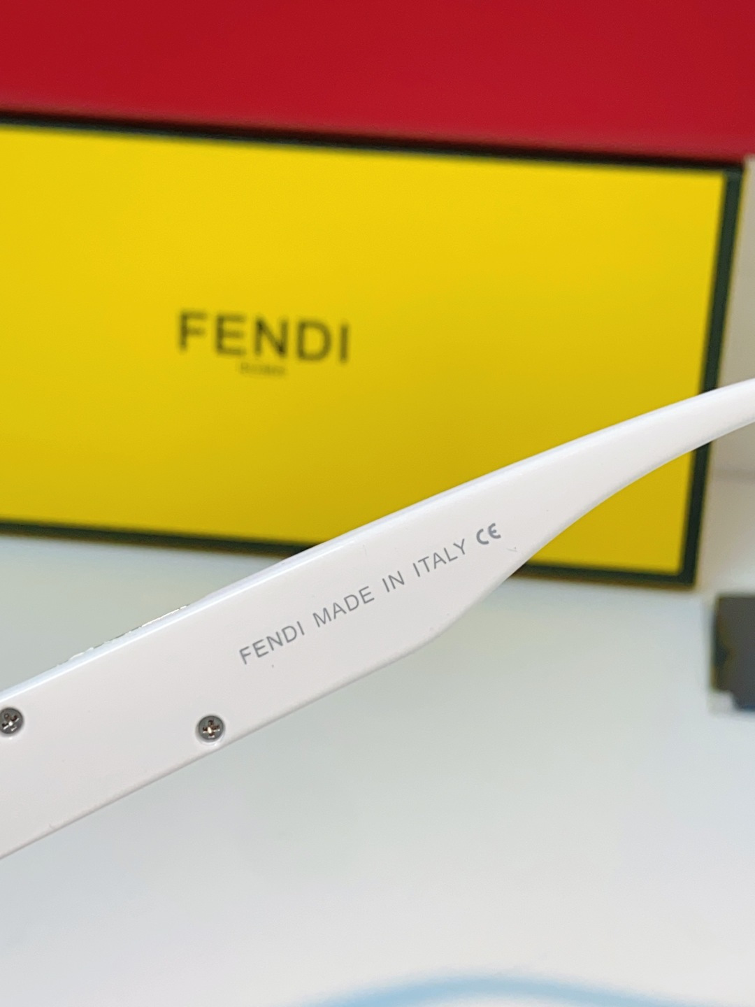 Fendi芬迪 2026新款 镜片处精致的金属F标、镜腿标志性的双F浮雕logo，每一处细节都镌刻着芬迪