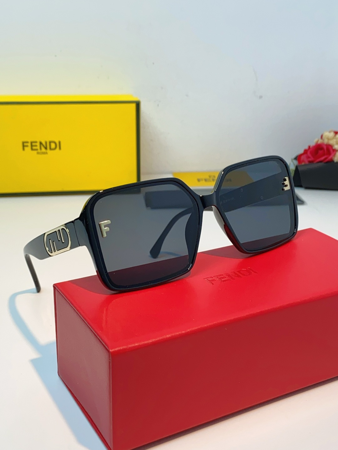 Fendi芬迪 2026新款 镜片处精致的金属F标、镜腿标志性的双F浮雕logo，每一处细节都镌刻着芬迪