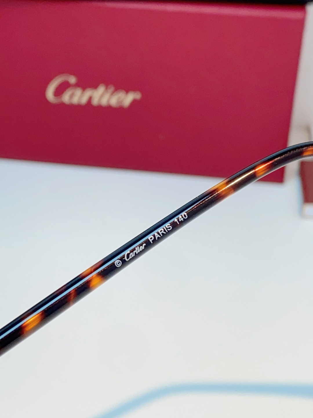 Cartier卡地亚 2026新款极简无框美学：突破传统镜框束缚，利落的长方形无框设计，线条干净通透，自