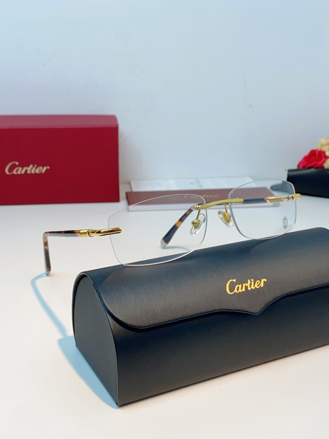 Cartier卡地亚 2026新款极简无框美学：突破传统镜框束缚，利落的长方形无框设计，线条干净通透，自