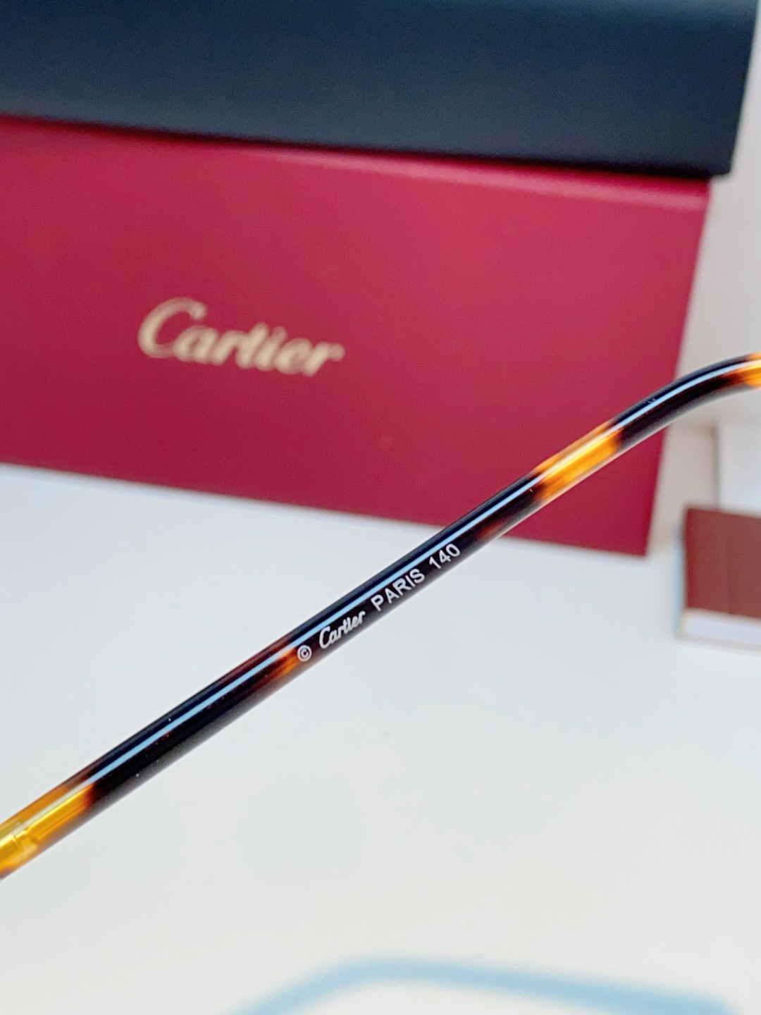 Cartier卡地亚 2026新款极简无框美学：突破传统镜框束缚，利落的长方形无框设计，线条干净通透，自
