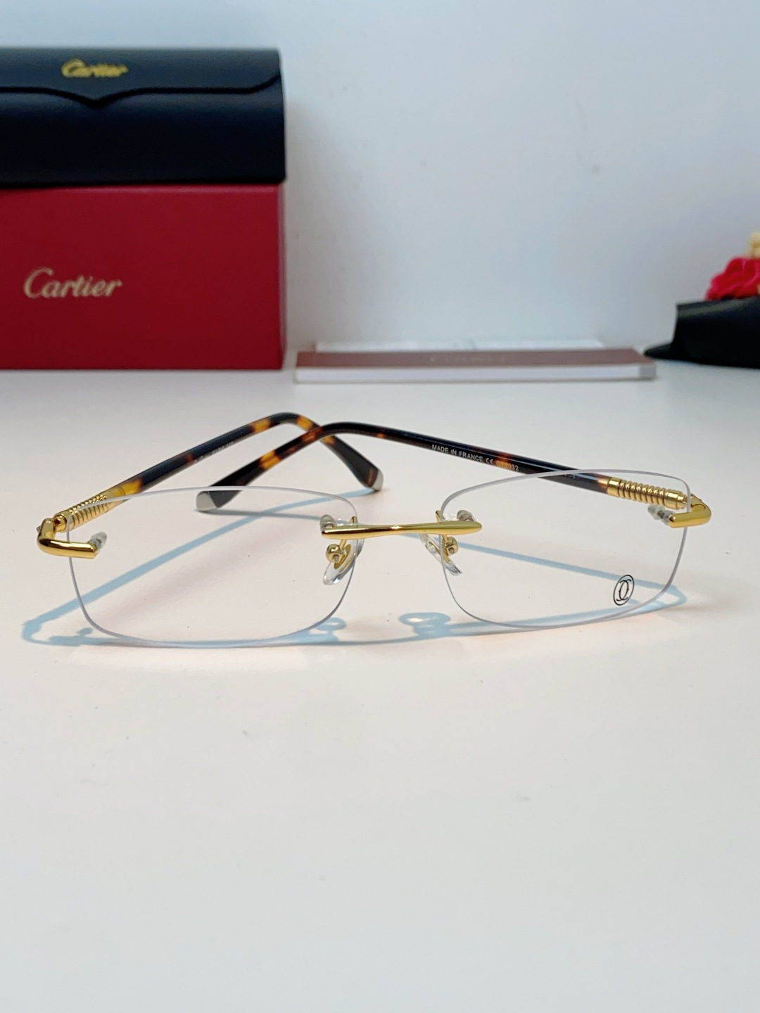 Cartier卡地亚 2026新款极简无框美学：突破传统镜框束缚，利落的长方形无框设计，线条干净通透，自