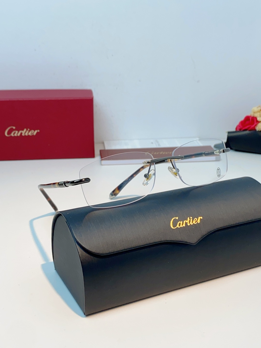 Cartier卡地亚 2026新款极简无框美学：突破传统镜框束缚，利落的长方形无框设计，线条干净通透，自