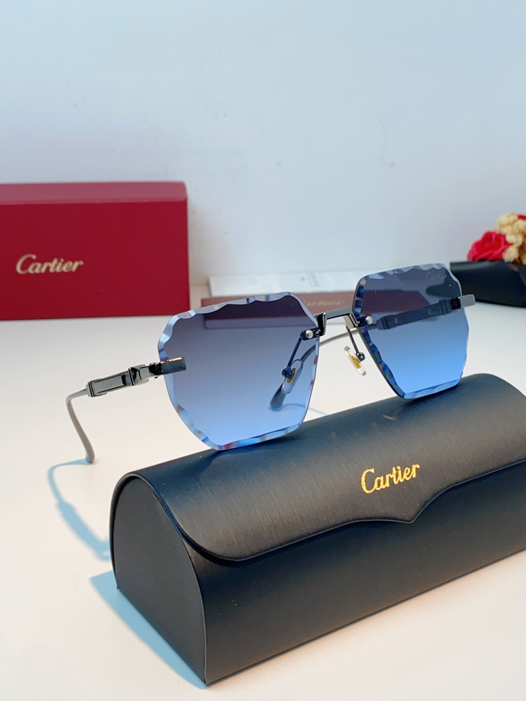 Cartier卡地亚 2026新款顶级无框工艺，搭配不规则波浪切边镜片，线条灵动飘逸，完全不挑脸型，圆脸