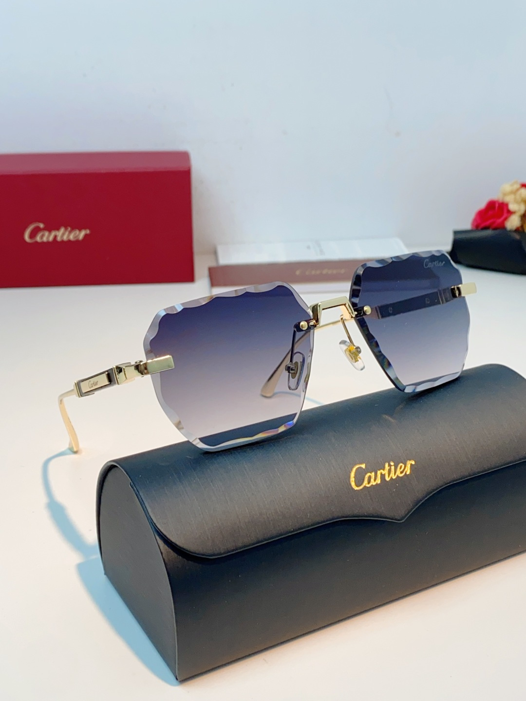 Cartier卡地亚 2026新款顶级无框工艺，搭配不规则波浪切边镜片，线条灵动飘逸，完全不挑脸型，圆脸