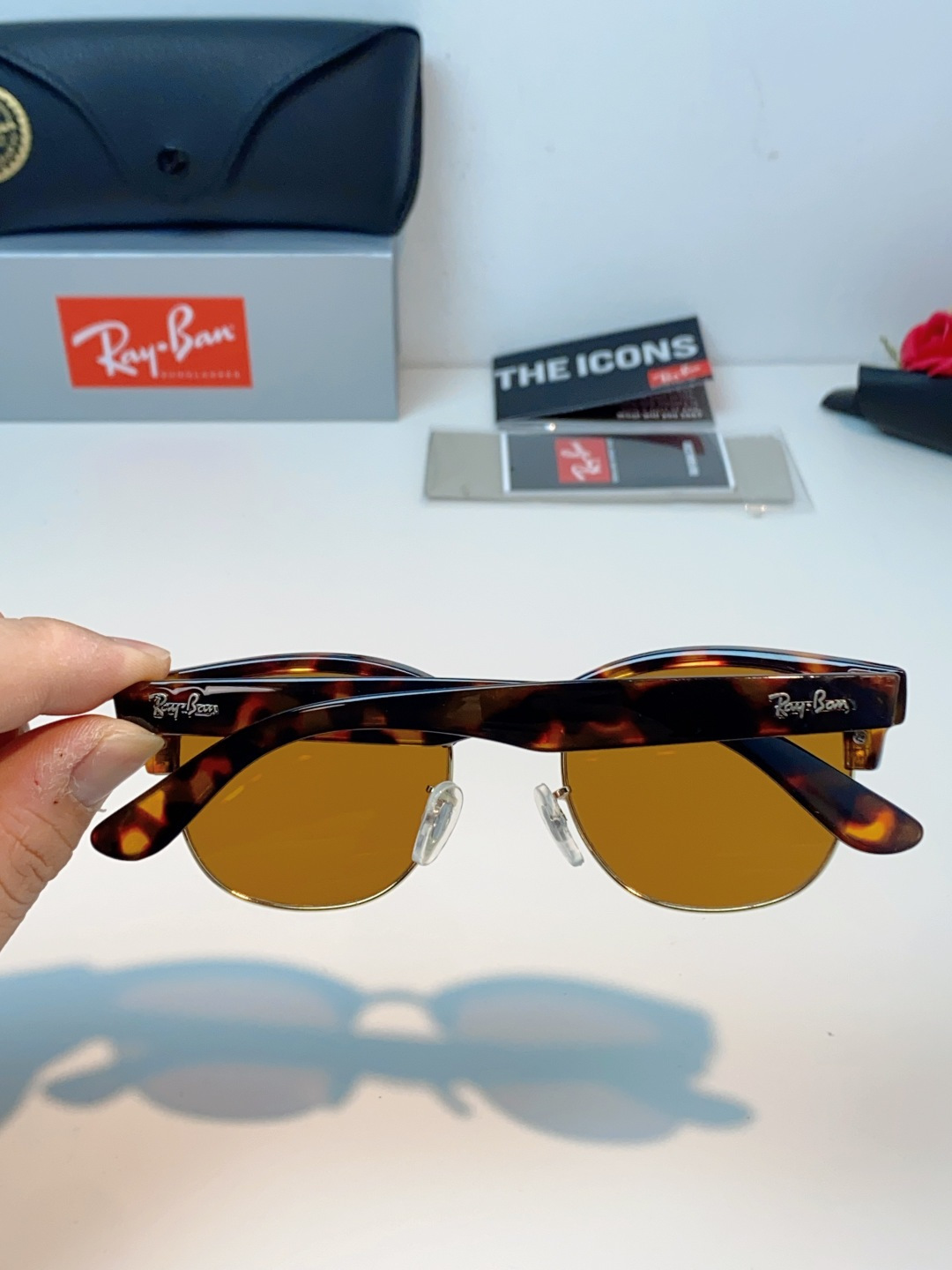 RayBan雷朋Clubmaster系列眉框墨镜｜永恒经典，百搭不挑人 标志性的半框眉架设计，搭配凹镜片