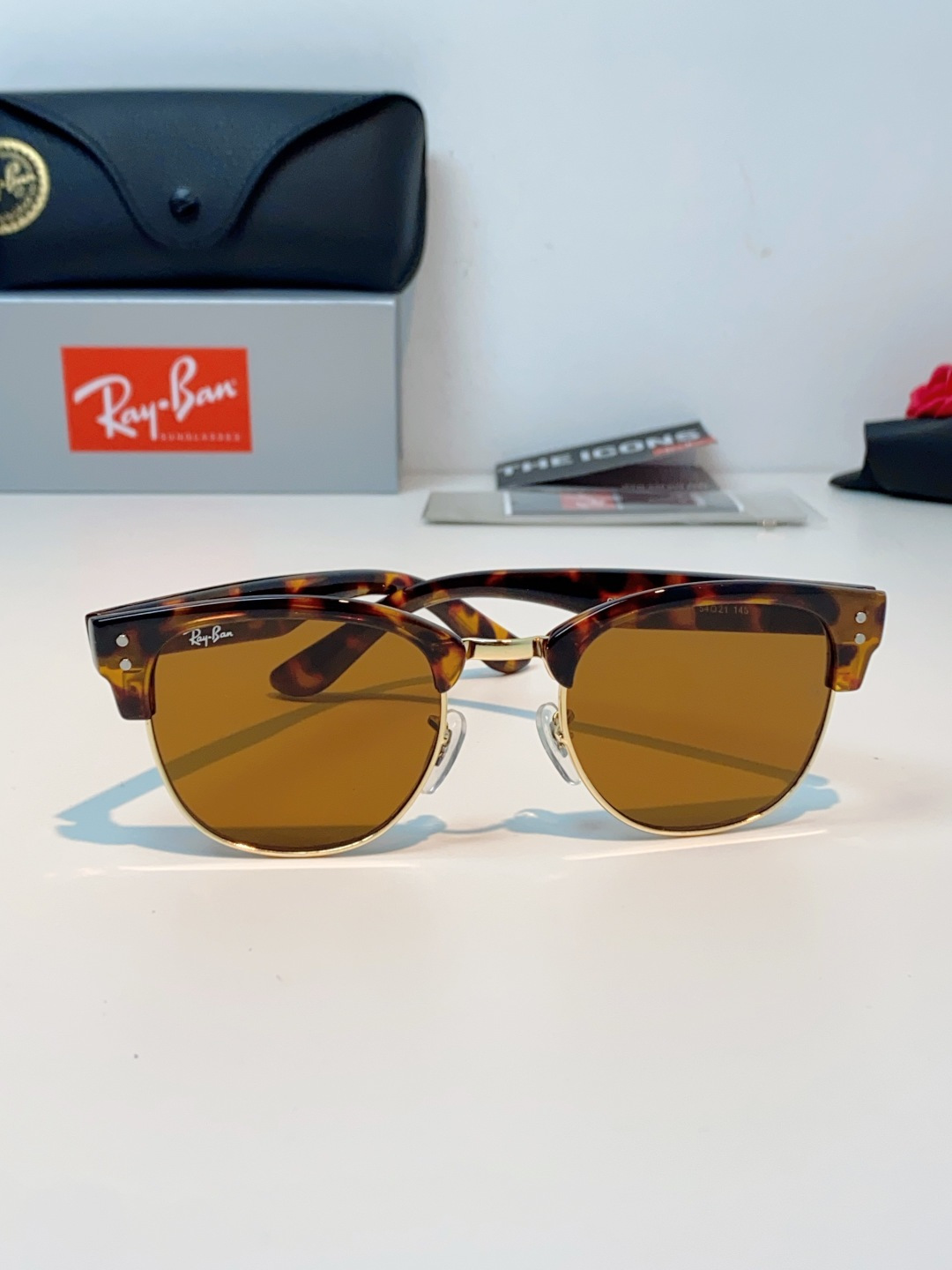 RayBan雷朋Clubmaster系列眉框墨镜｜永恒经典，百搭不挑人 标志性的半框眉架设计，搭配凹镜片
