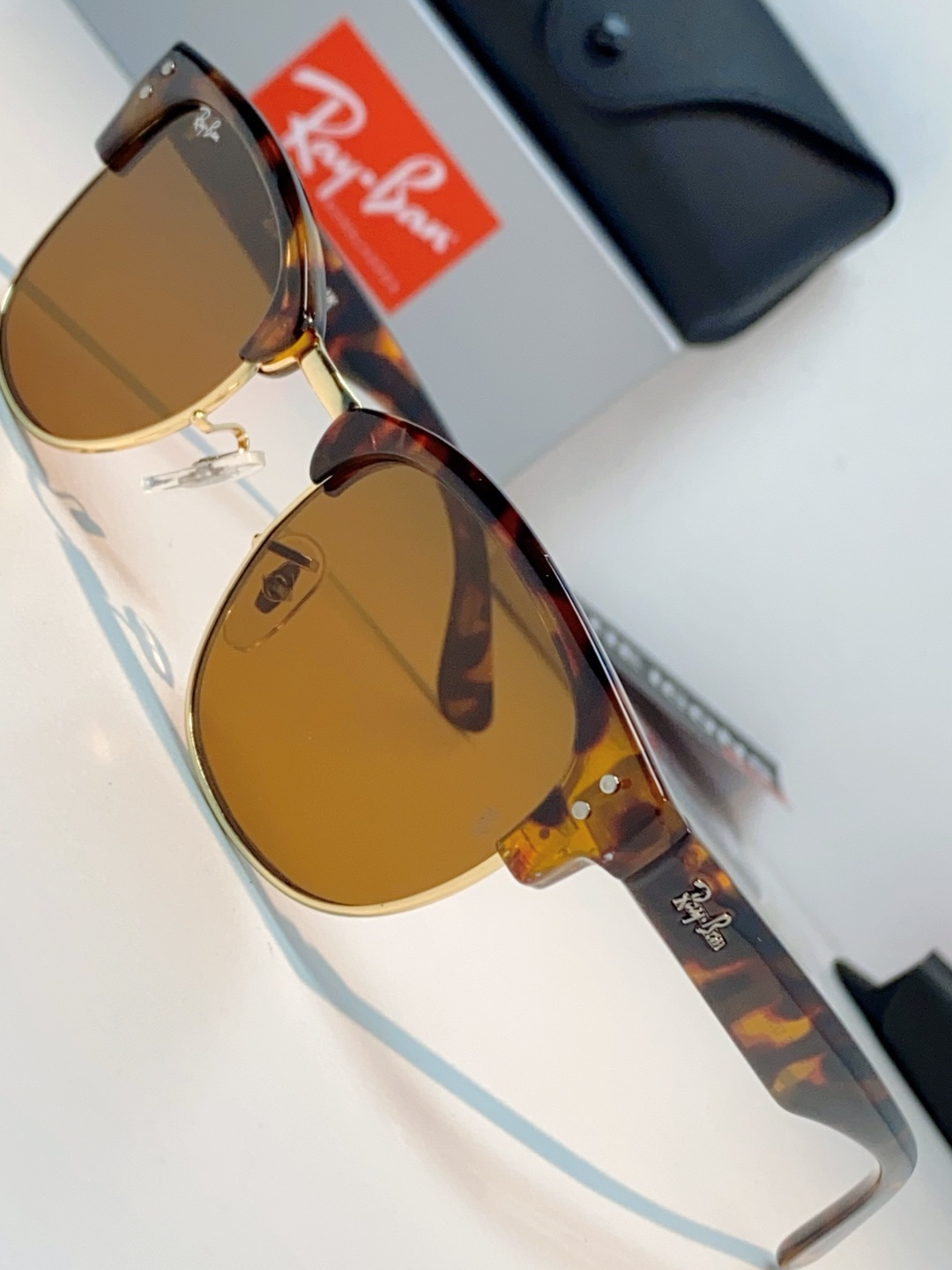 RayBan雷朋Clubmaster系列眉框墨镜｜永恒经典，百搭不挑人 标志性的半框眉架设计，搭配凹镜片