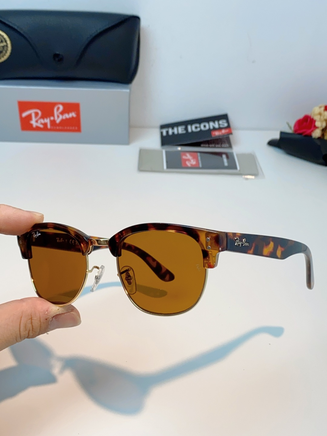 RayBan雷朋Clubmaster系列眉框墨镜｜永恒经典，百搭不挑人 标志性的半框眉架设计，搭配凹镜片